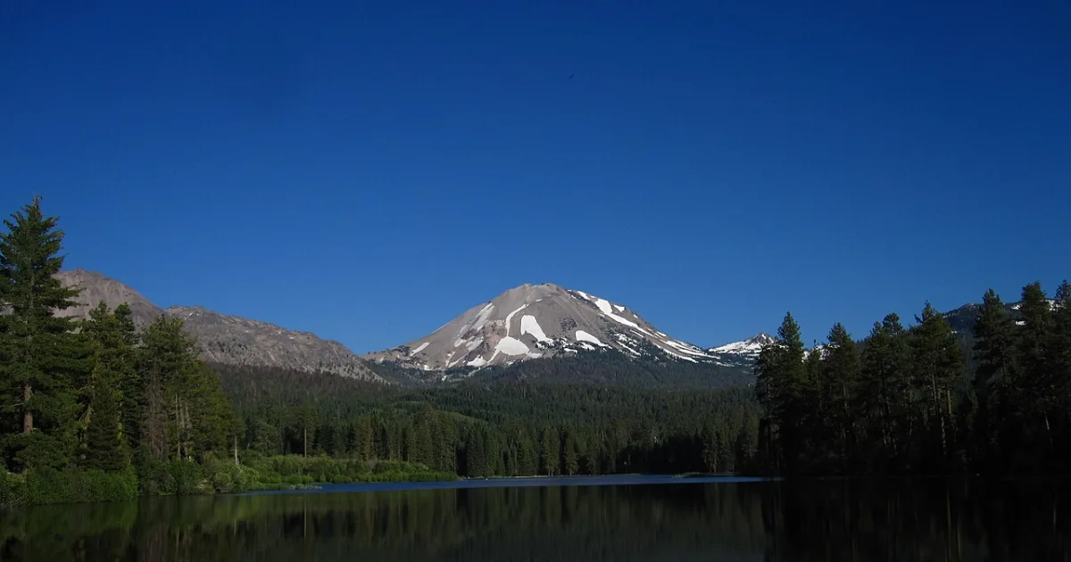 Manzanita Lake Loop